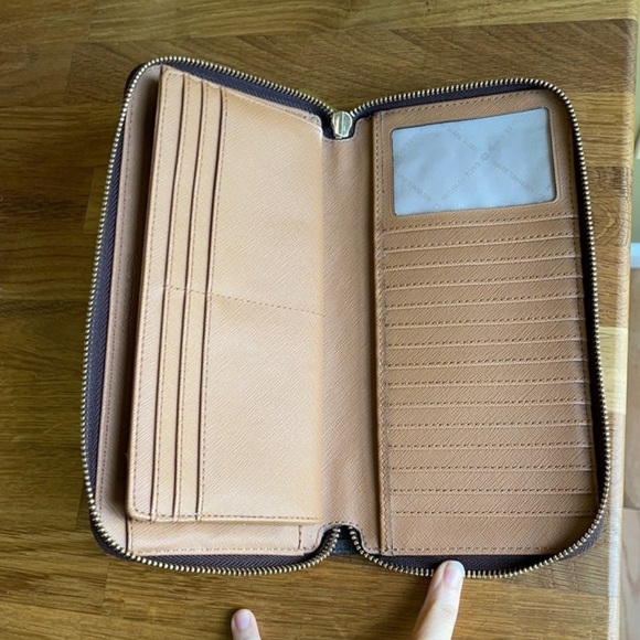 Michael Kors Signature Large Wallet - Picture 5 of 9